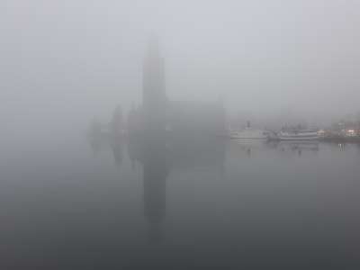 Stadshus i dimma